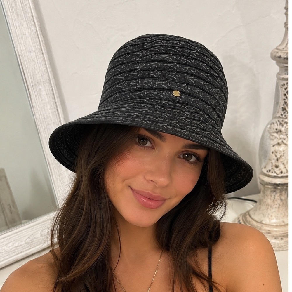 Betmar‎ Bucket Hat Women OS Black Good Textured Geometric Pattern Gold Charms